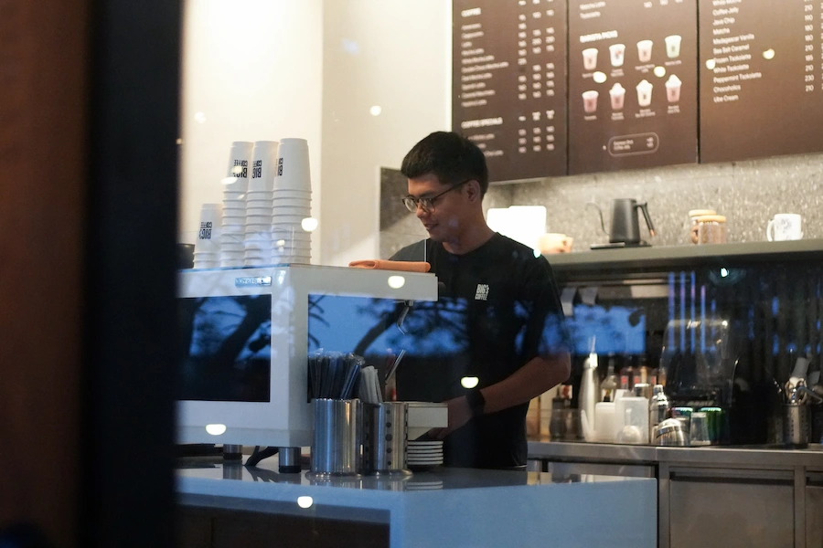bigs coffee machine with employee